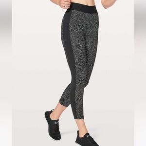 Lululemon Box it Out legging in Night View White Black Sz 4 with logo waistband